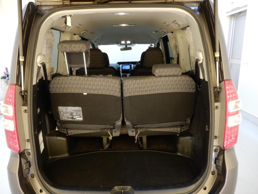 TOYOTA NOAH 2010