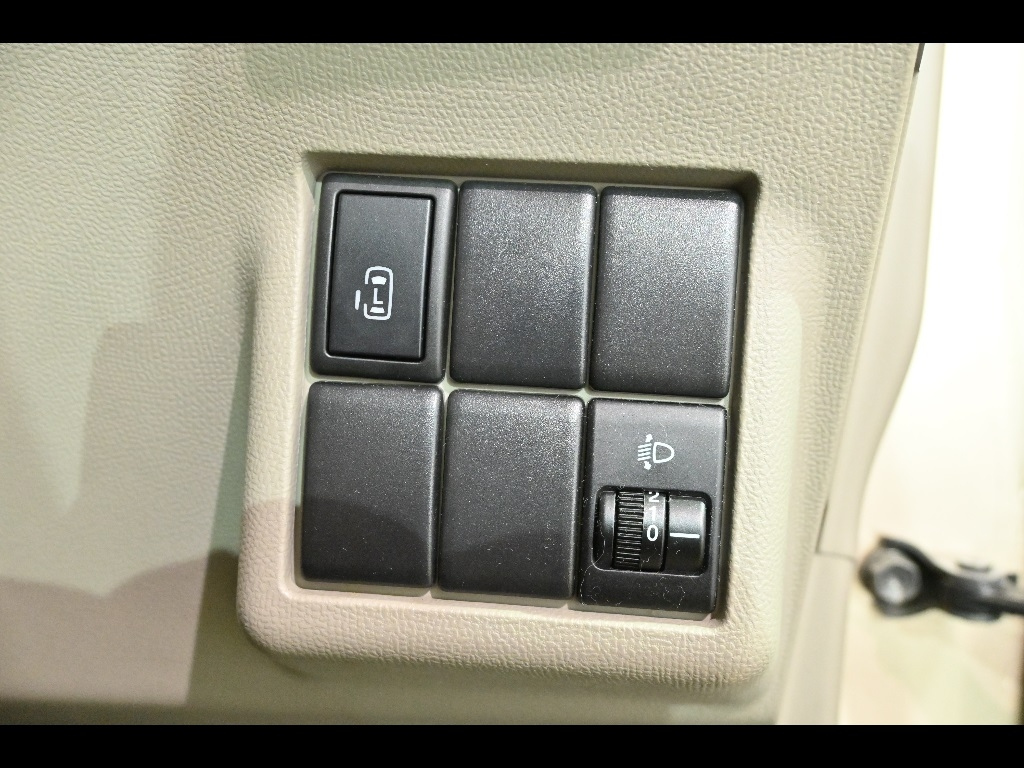 NISSAN ROOX 2011