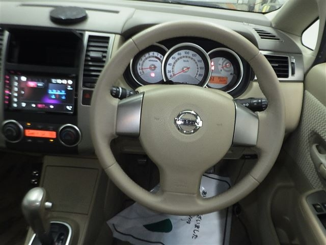 NISSAN TIIDA 2012