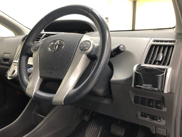 TOYOTA PRIUS ALPHA 2013