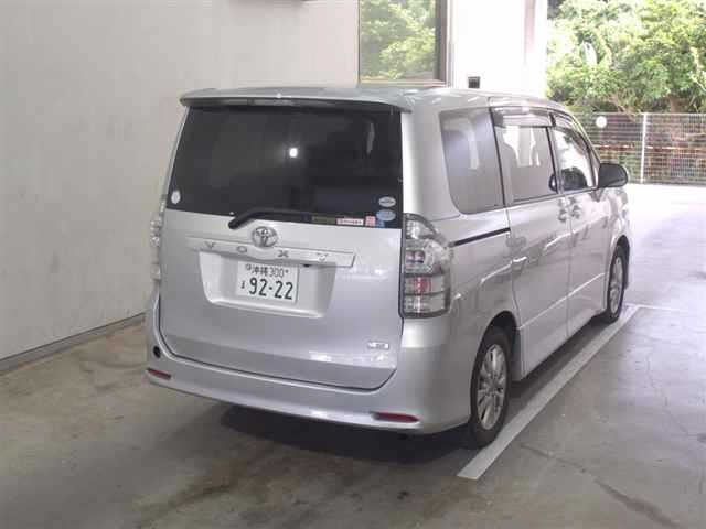 TOYOTA VOXY 2010