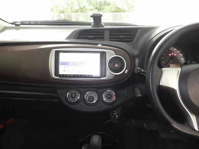 TOYOTA VITZ 2011