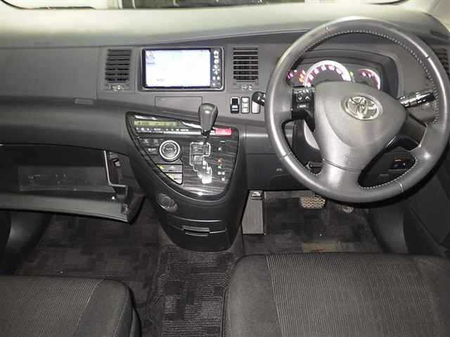 TOYOTA ISIS 2011