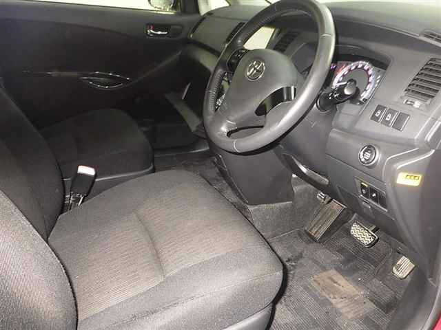 TOYOTA ISIS 2011