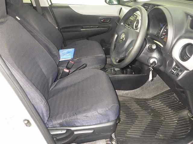 TOYOTA VITZ 2011