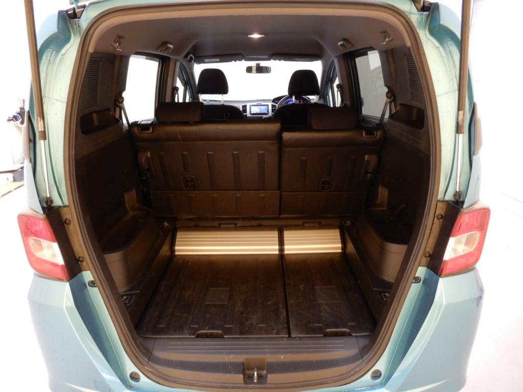 HONDA FREED SPIKE 2010