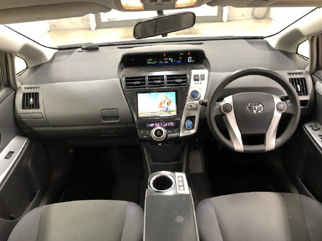 TOYOTA PRIUS ALPHA 2011