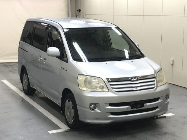 Toyota Noah 2003