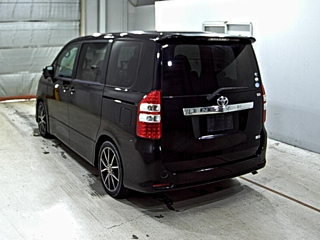 TOYOTA NOAH 2010