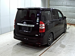 TOYOTA NOAH 2010