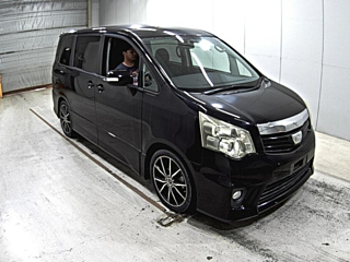 TOYOTA NOAH 2010