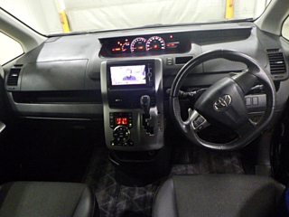 TOYOTA VOXY 2012