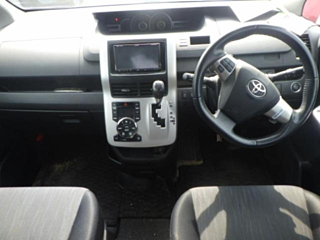 TOYOTA NOAH 2010
