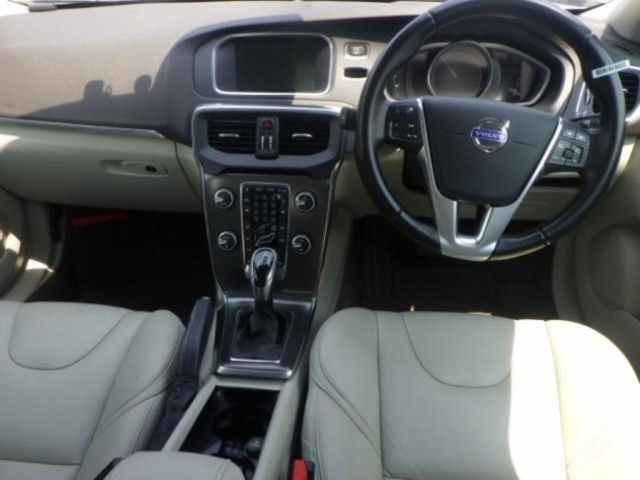 VOLVO V40 2014