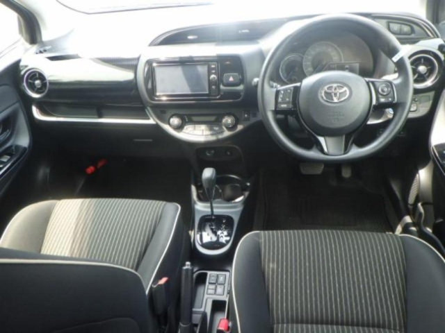 TOYOTA VITZ 2017