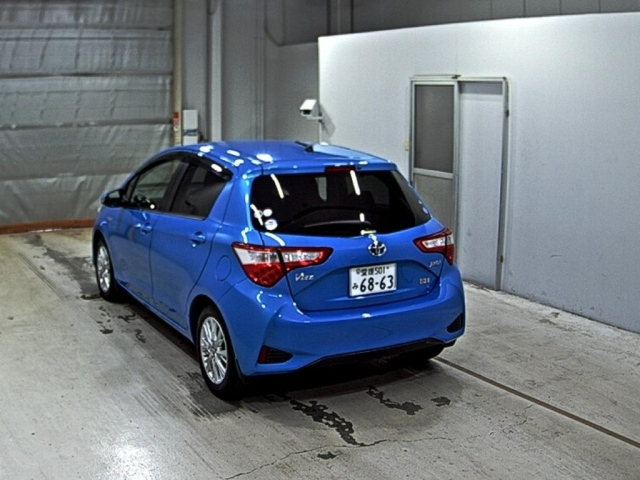 TOYOTA VITZ 2017