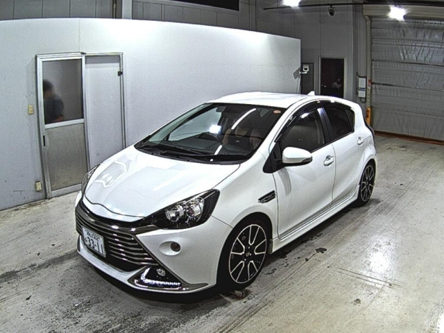 TOYOTA AQUA 2015