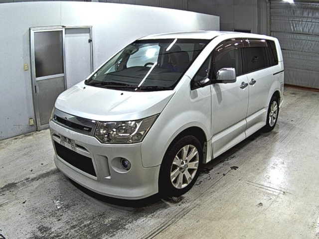 MITSUBISHI DELICA D5 2010