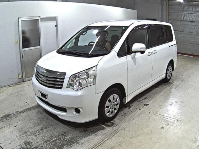 TOYOTA NOAH 2013