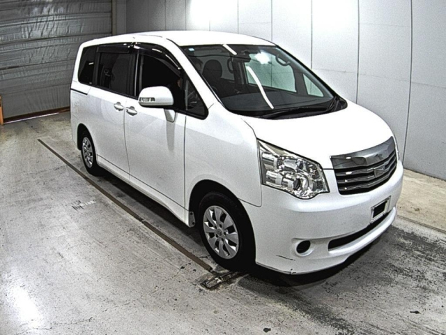 TOYOTA NOAH 2013