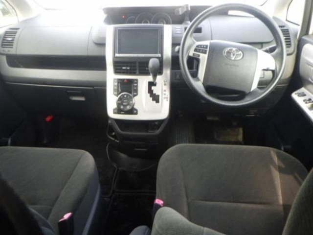 TOYOTA NOAH 2013