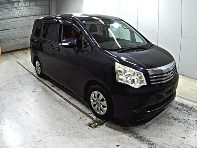 TOYOTA NOAH 2011