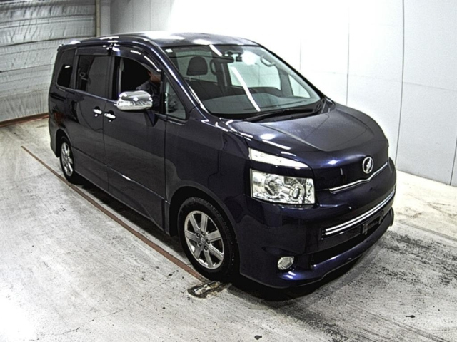 TOYOTA VOXY 2009