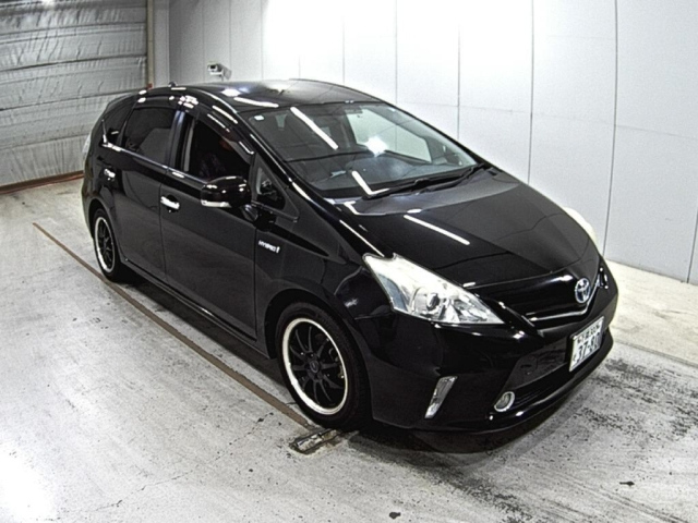 TOYOTA PRIUS ALPHA 2013