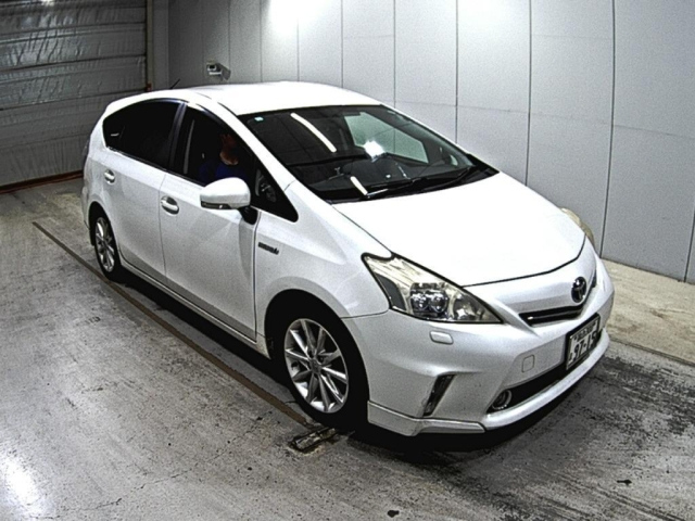 TOYOTA PRIUS ALPHA 2013