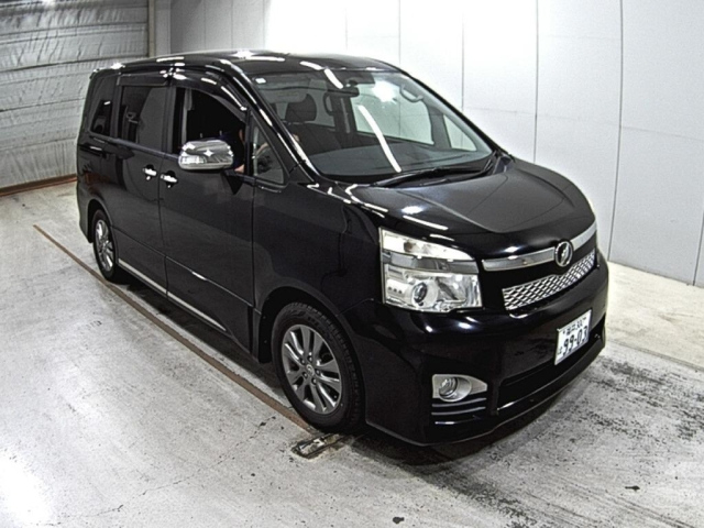 TOYOTA VOXY 2013