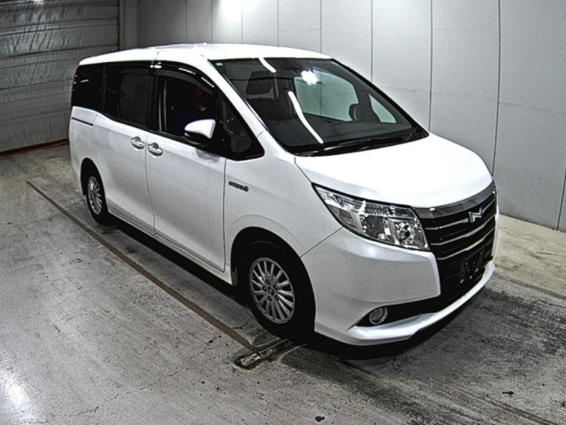 TOYOTA NOAH 2016