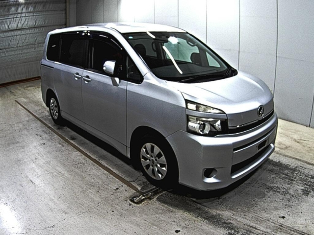 TOYOTA VOXY 2010