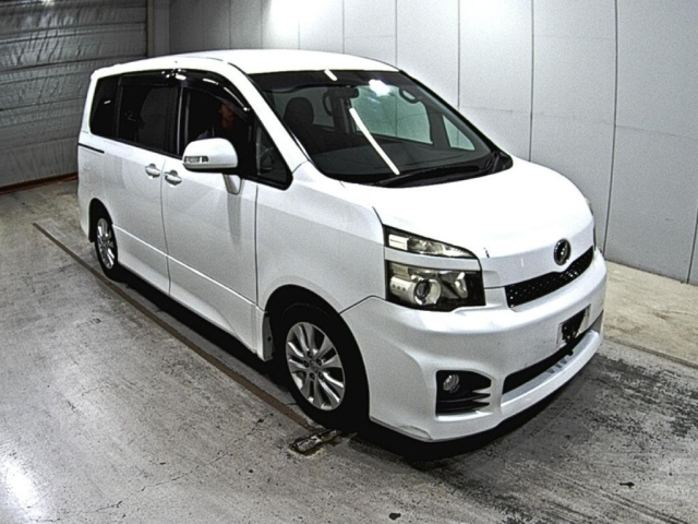 TOYOTA VOXY 2010