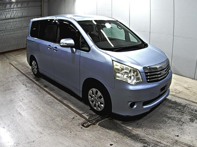TOYOTA NOAH 2010