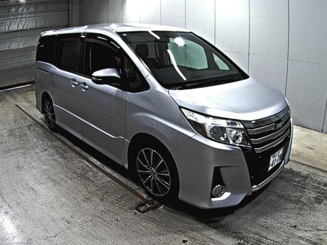 TOYOTA NOAH 2014