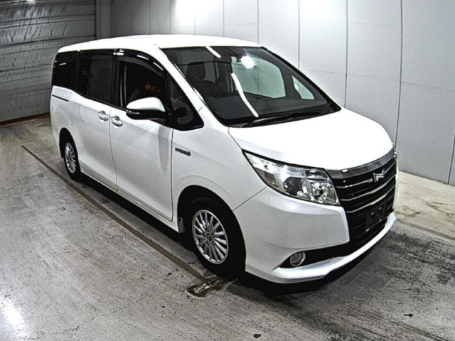 TOYOTA NOAH 2014
