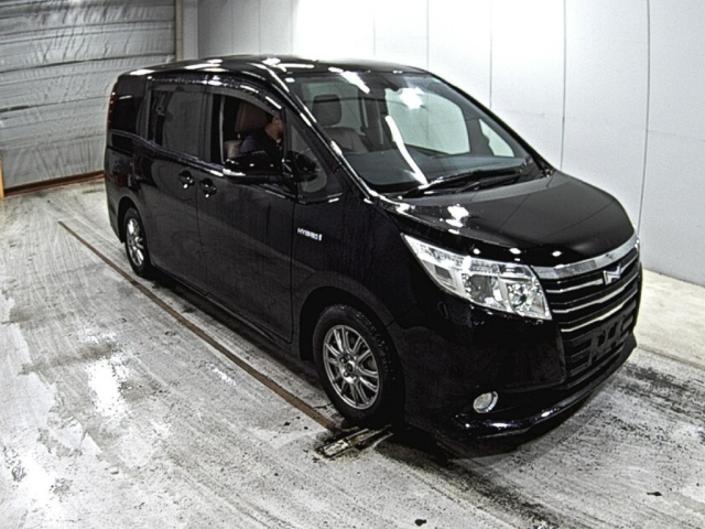 TOYOTA NOAH 2015