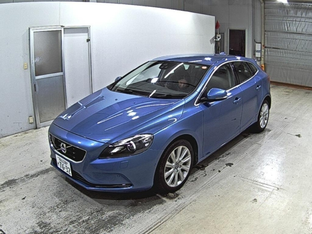 VOLVO V40 2016