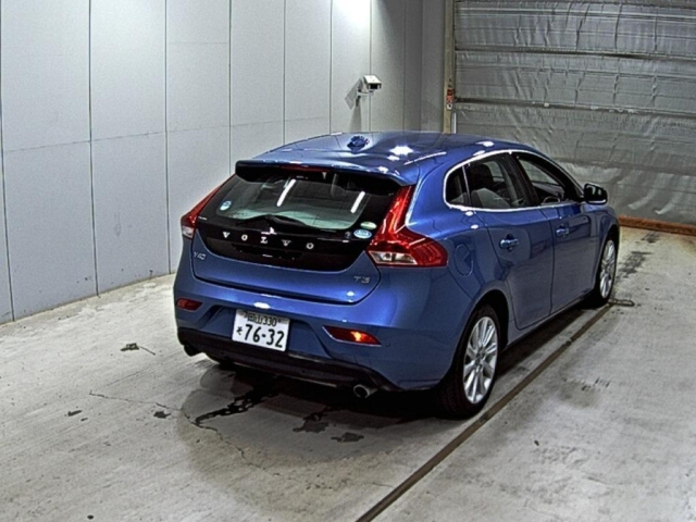 VOLVO V40 2016