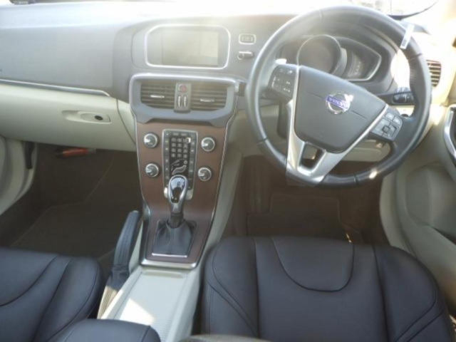 VOLVO V40 2016