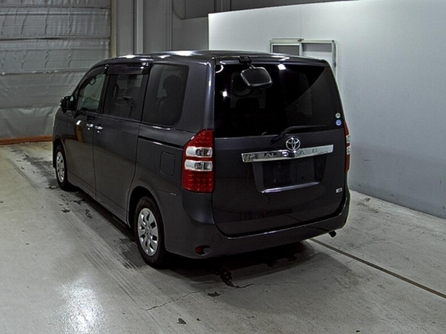 TOYOTA NOAH 2012