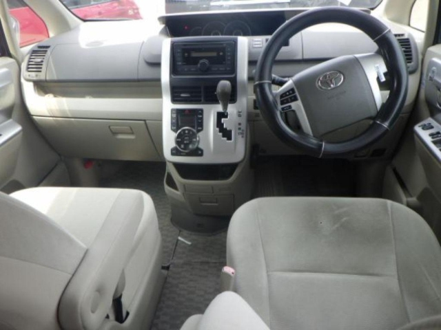 TOYOTA NOAH 2012