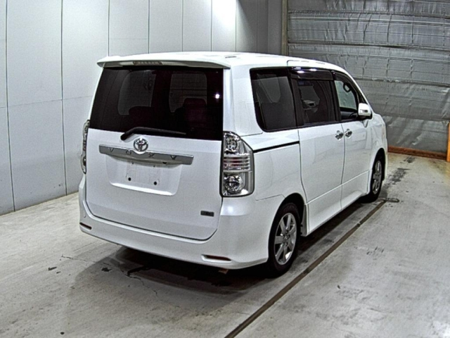 TOYOTA VOXY 2010