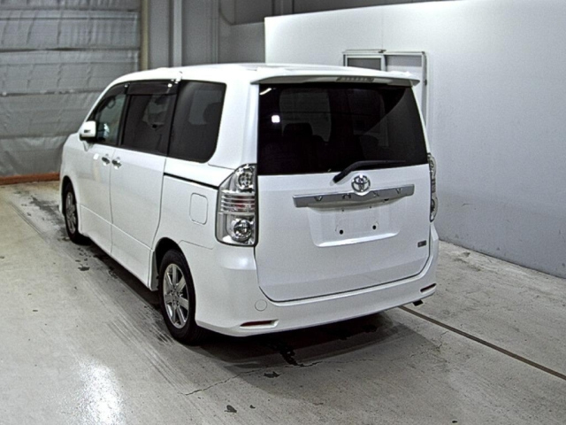 TOYOTA VOXY 2010