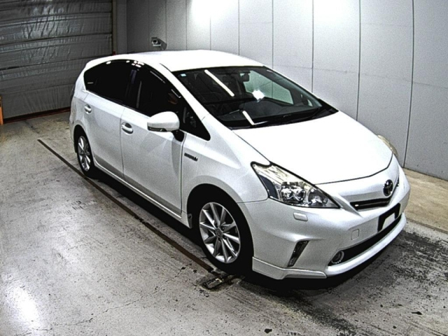 TOYOTA PRIUS ALPHA 2013