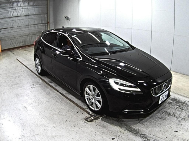 VOLVO V40 2018