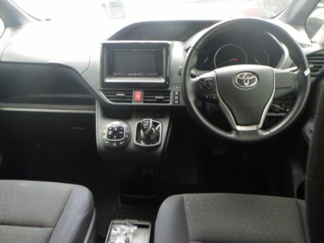TOYOTA VOXY 2014