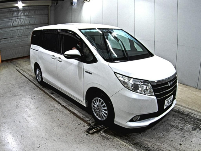 TOYOTA NOAH 2015