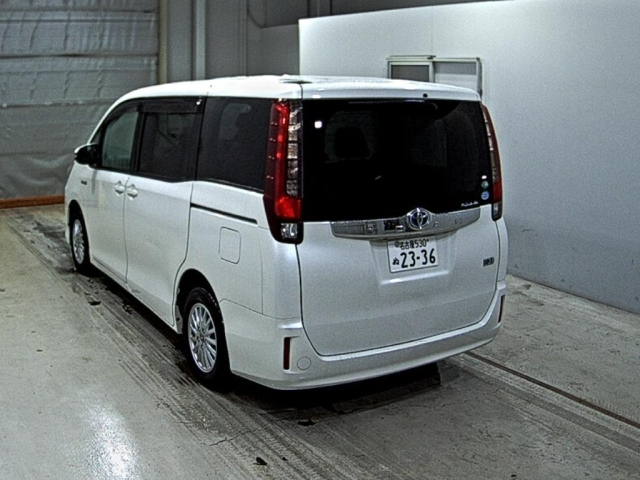 TOYOTA NOAH 2015