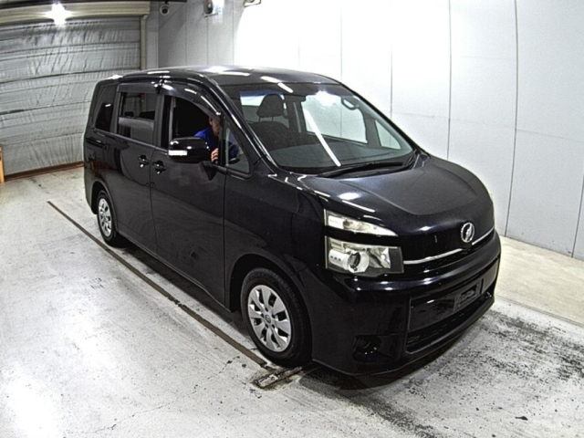 TOYOTA VOXY 2010